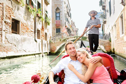 Gondola Ride and a Gala Dinner in a Venetian Palace