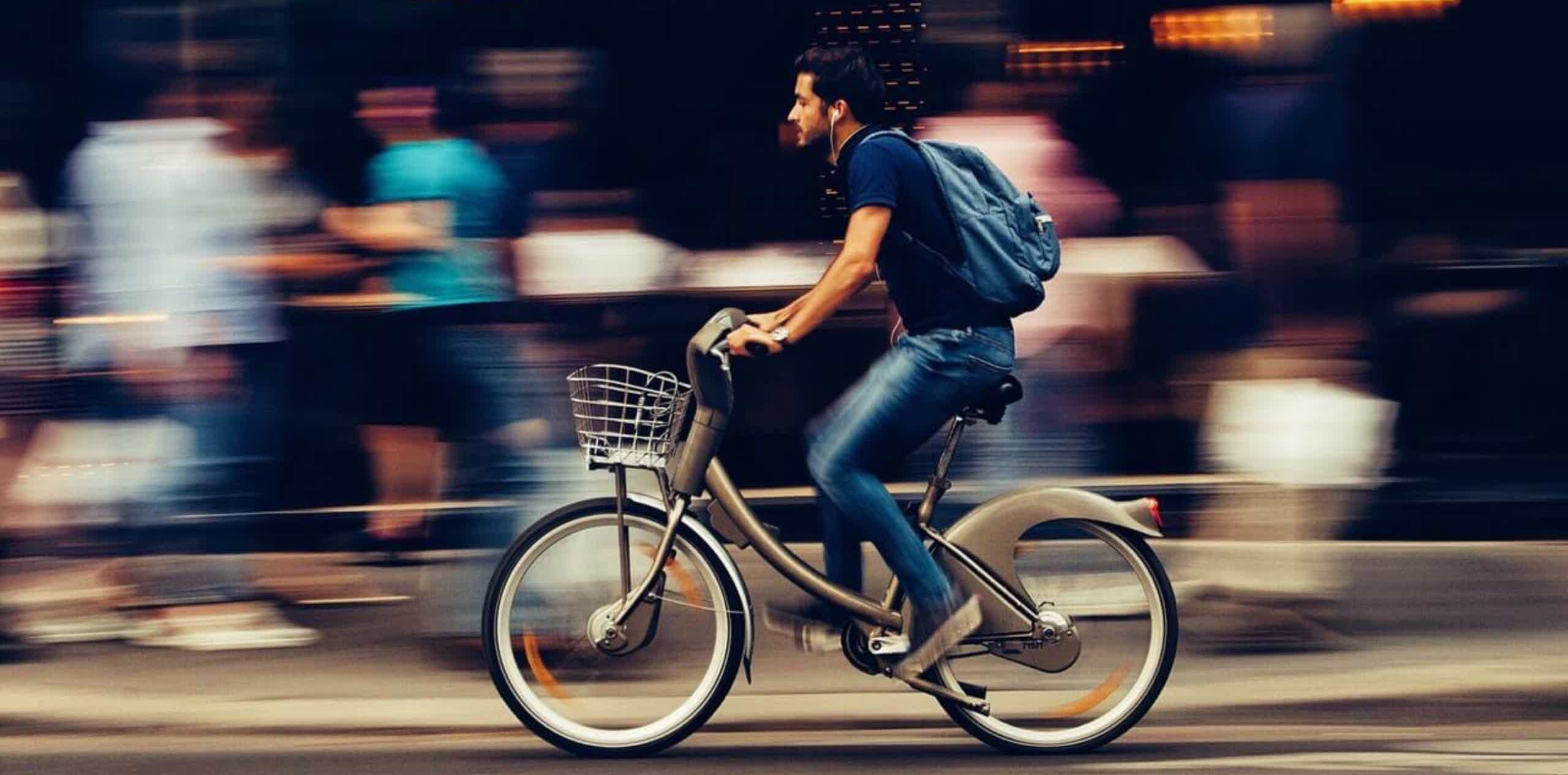 Imagen de recurso de una persona sobre una bicicleta eléctrica.