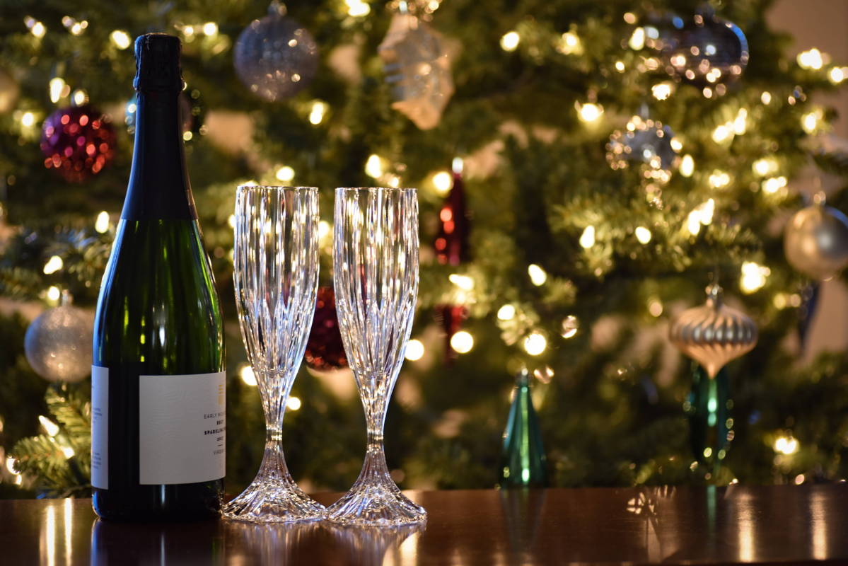 Flûtes et sapin de Noël avec vin mousseux valaisan