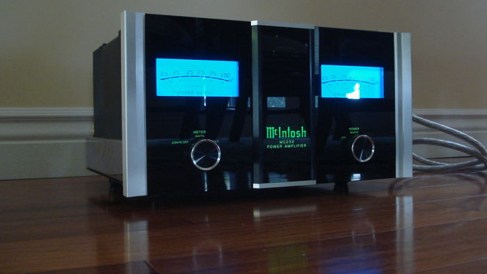 Mcintosh MC252 w/ Synergistic Research power Cord  very...