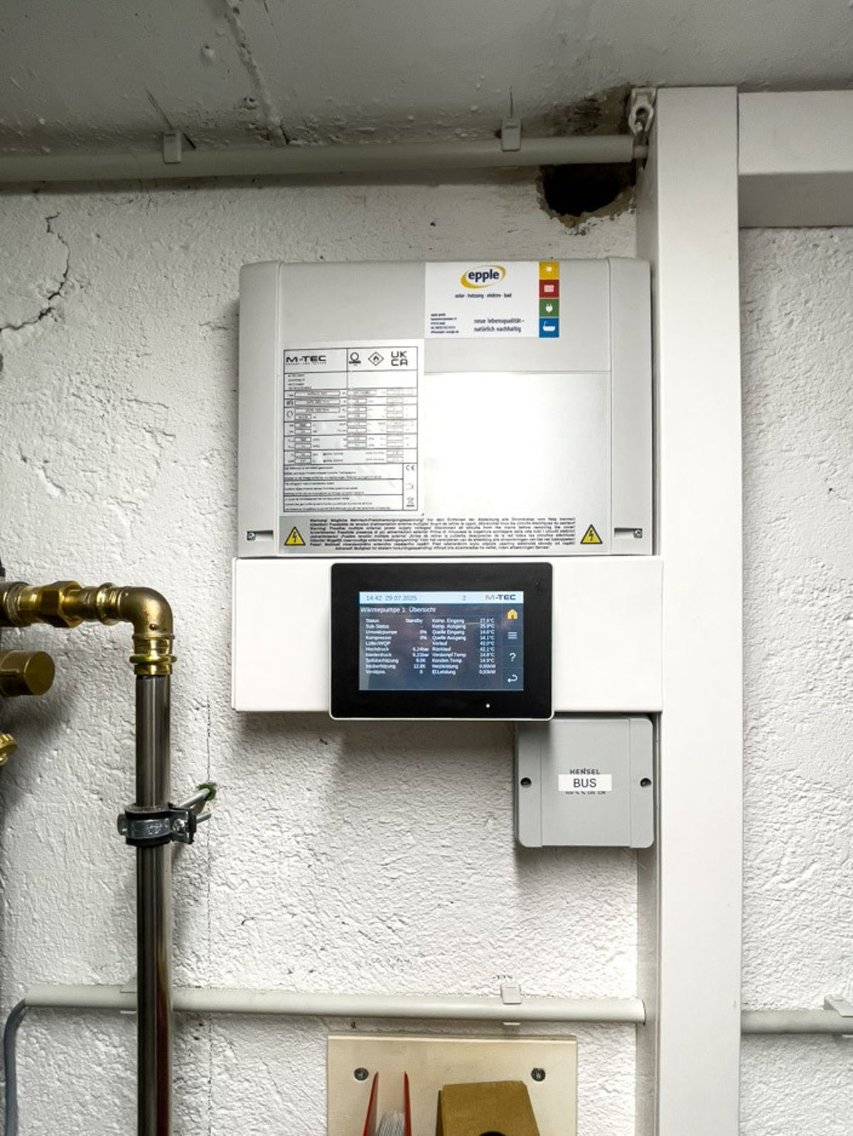 Foto Kundenreferenz Altbau Heizungssanierung Technikraum Steuerung