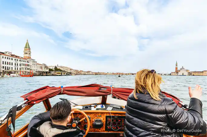 Grand Canal Cruise: 1 Hour Sightseeing Boat Tour