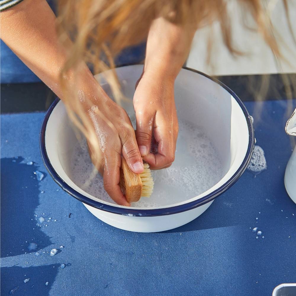 Un petit garçon utilise des couverts enfant pour dresser le couvert