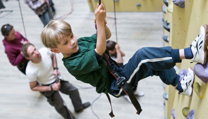 kletterzentrum neoliet junge an kletterwand