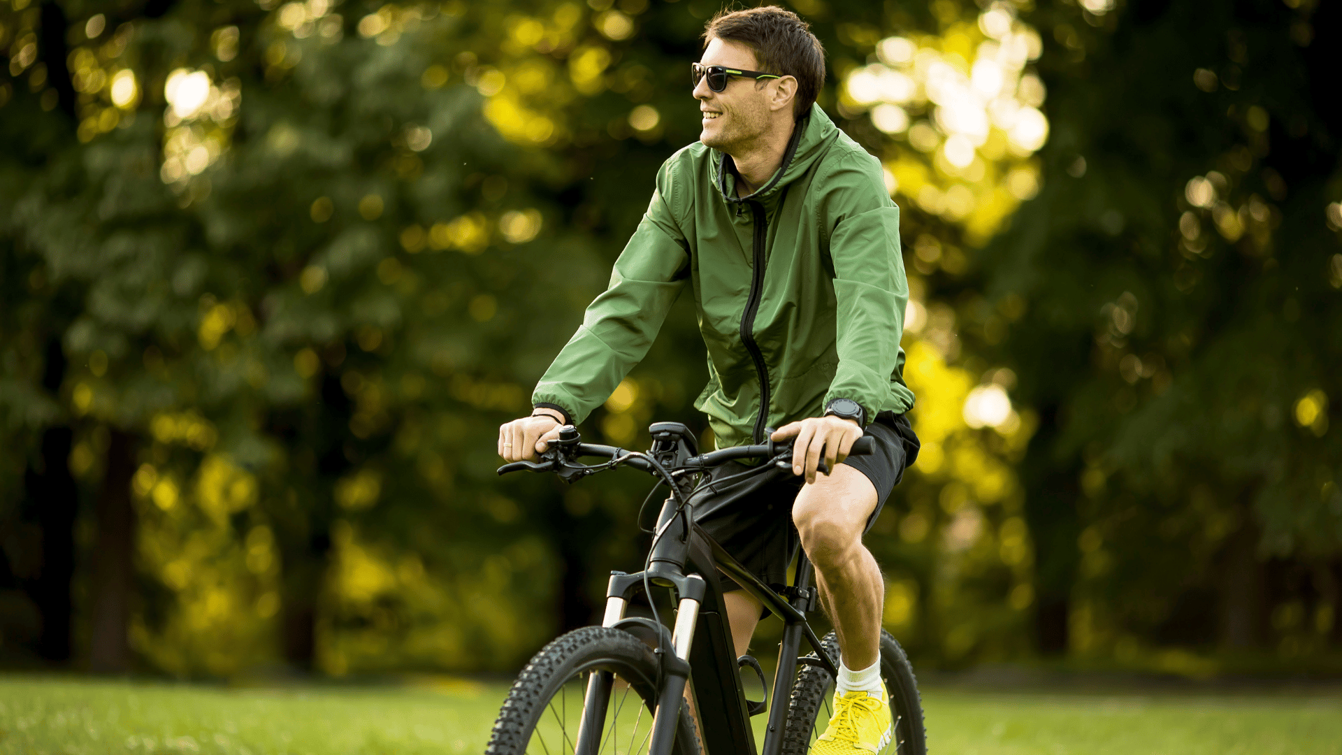 man op elektrische fiets in herfst