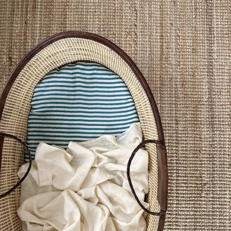 Lange XL couffin douillet bébé nouveau-né cadeau naissance grossesse Joli Nous en bambou et coton bio GOTS, doux et absorbant pour bébé blanc bleu joli nous marque suisse excellence