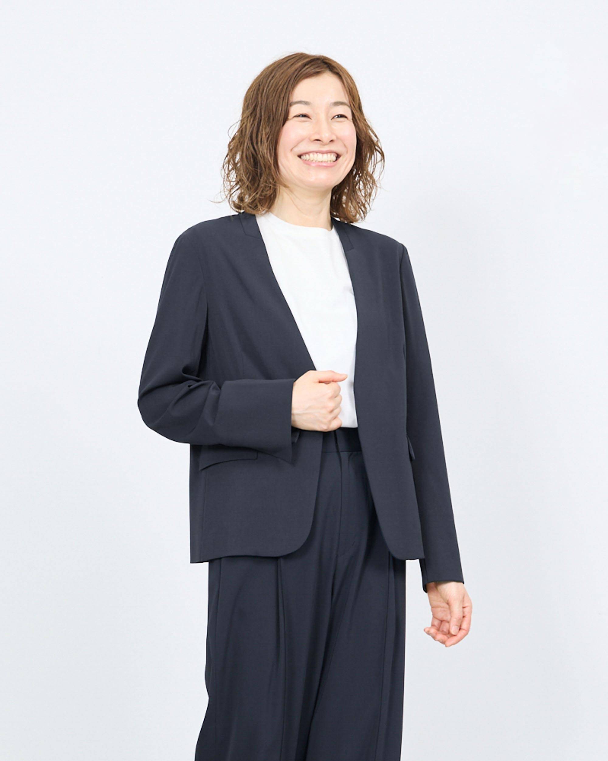 エアリーストレッチノーカラージャケット着用レビュー