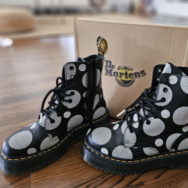 Dr. Martens AirWair b/w bouncing sole