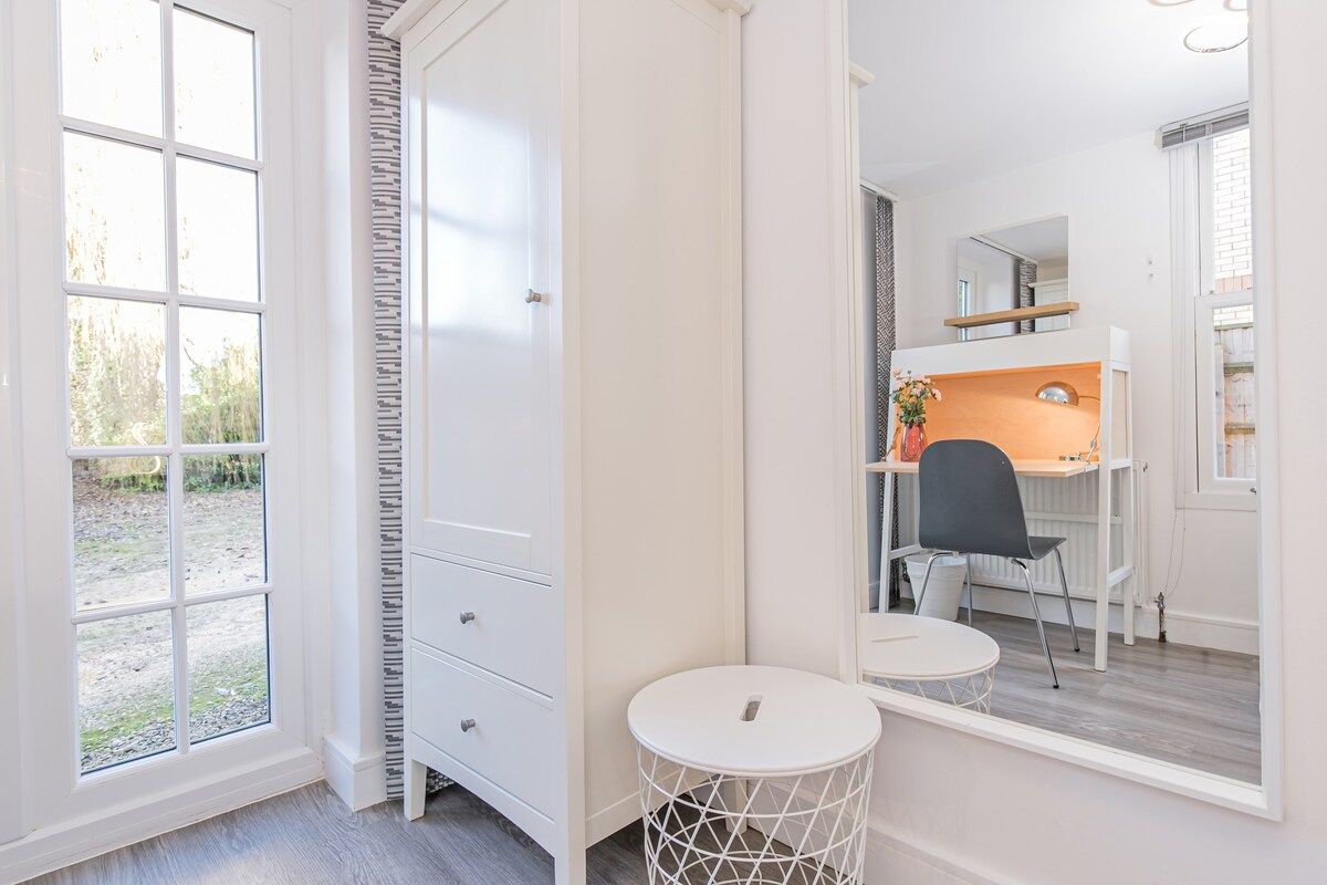Workspace with storage behind
