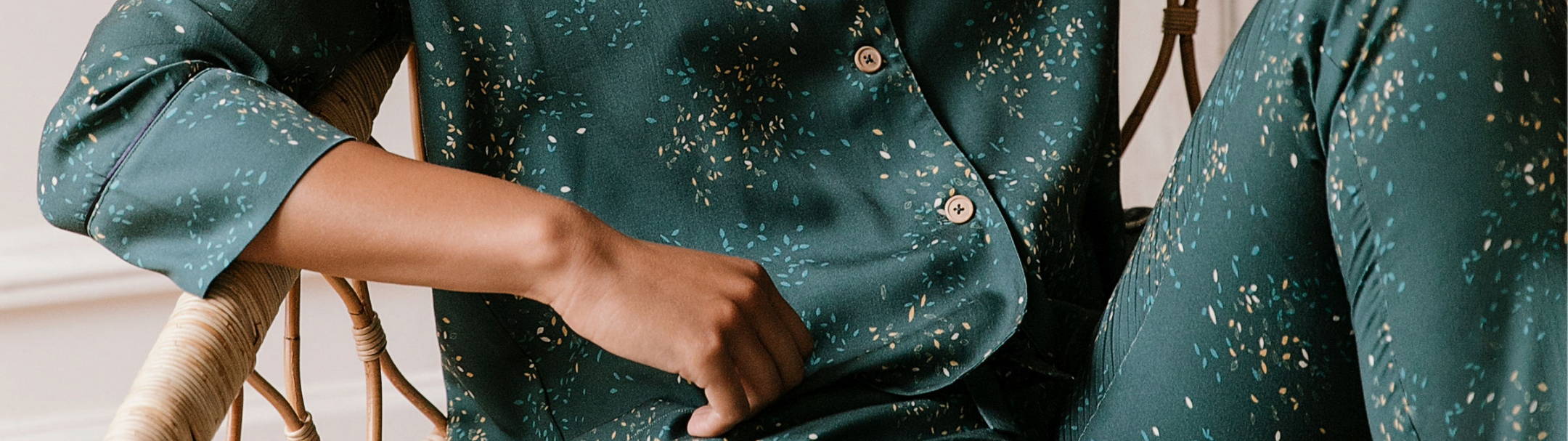 Nêge Paris - Pyjama Rue des Etoiles chemise pantalon vert profond habillé de lueurs orange et dorées