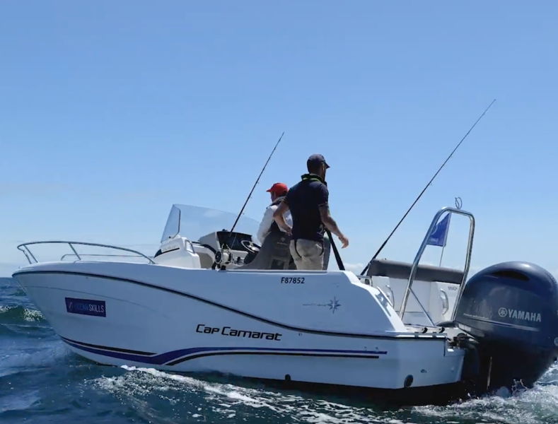 Bateau à moteur en mer, programme de formation Ocean Skills