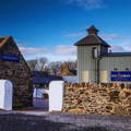 Vue sur la façade principale de la distillerie Kilchoman sur l'île d'Islay dans les Hébrides intérieures d'Ecosse