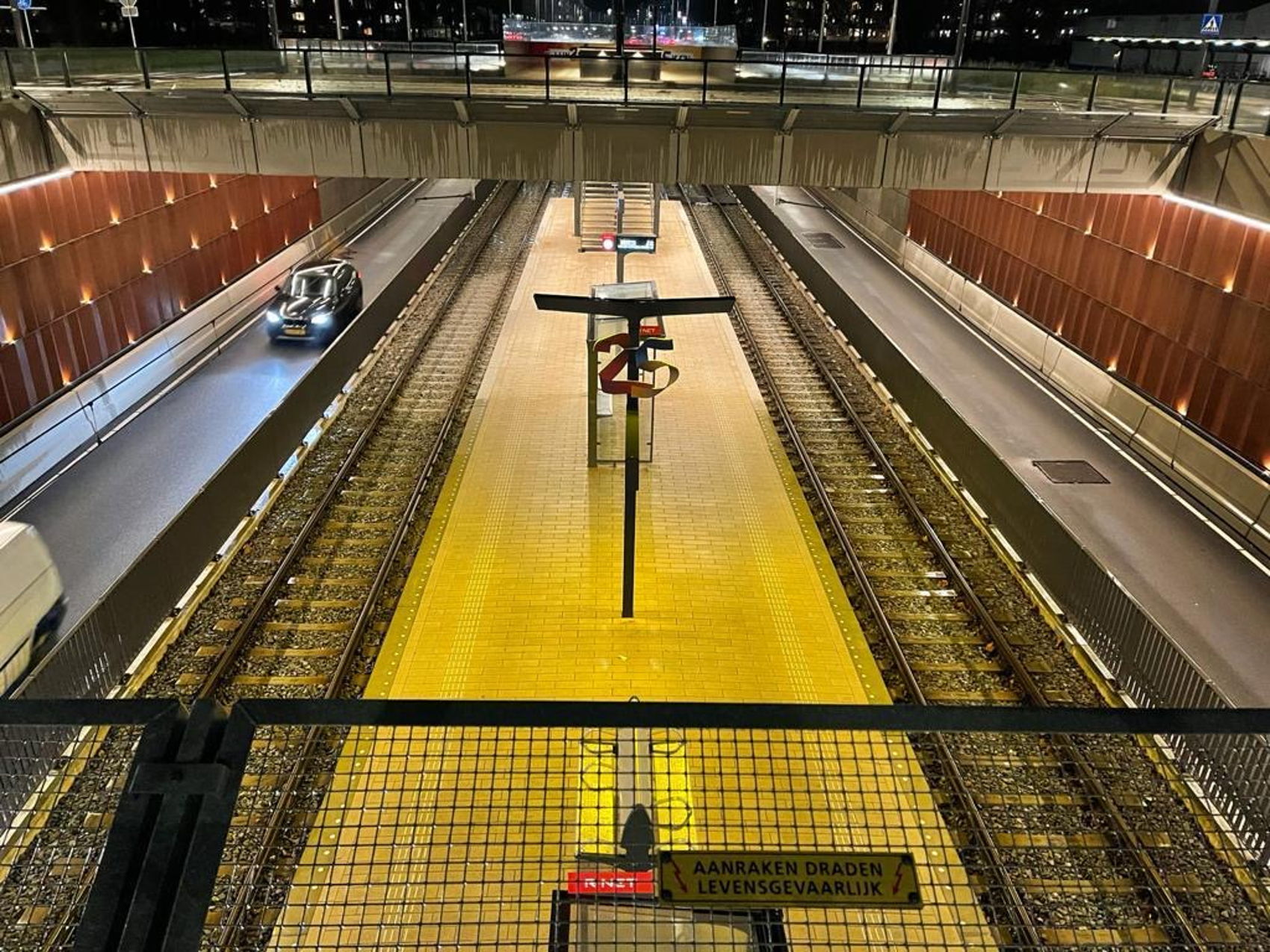 Ook de lichten op de haltes zijn deels in gekleurde stemming. Vooral als het een beetje donker is, is dat goed te zien. Welke kleur heeft jouw halte? Ook de lichten op de haltes zijn deels in gekleurde stemming. Vooral als het een beetje donker is, is dat goed te zien. Welke kleur heeft jouw halte?