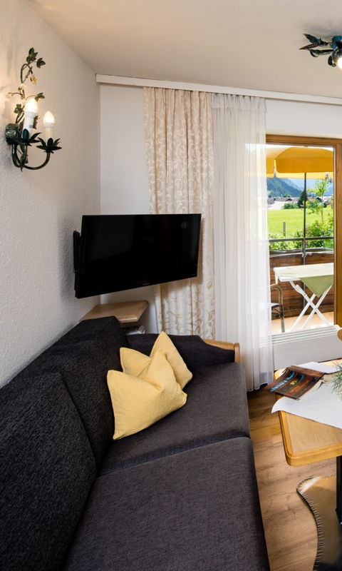 Wohnzimmer in Ferienwohnung mit alpinem Ambiente in Pfronten und getrenntem Schlafzimmer