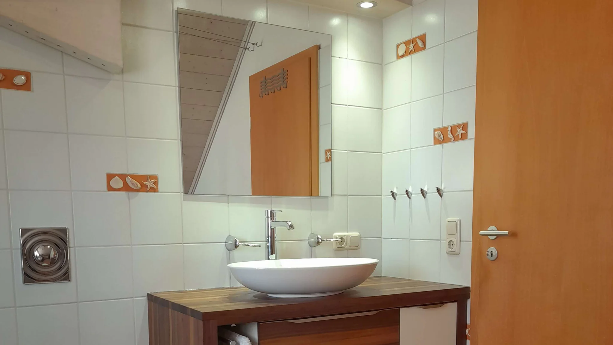 Badezimmer und Stauschränke in Nussbaum