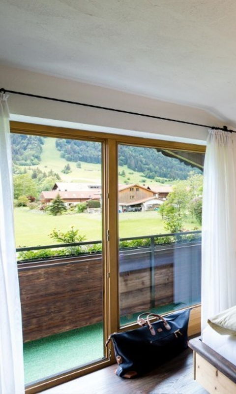 Fewo Schlafzimmer mit Bergblick in die Allgäuer Alpen