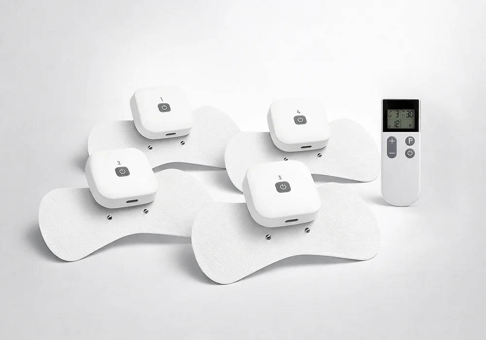 Wellue ワイヤレス TENS デバイスのフルキット。パッド付きポッド 4 個、リモコン、USB-C 充電器、製品マニュアルが付属。