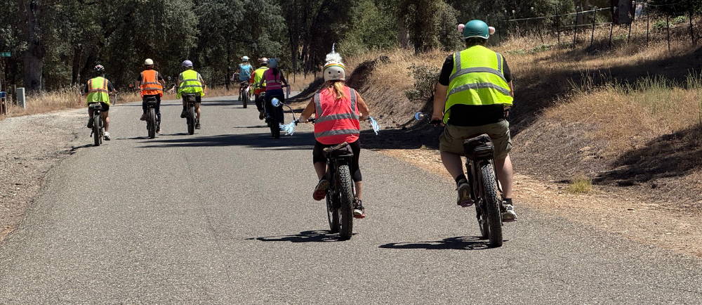 a large group of riders on aventon aventure fat tire electric bikes in the sierra foothills on a tour with Yosemite E-Biking (yosemiteebiking.com)