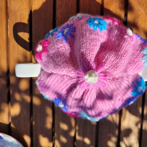 Theemuts met kleine bloemen en bijpassende eiermuts