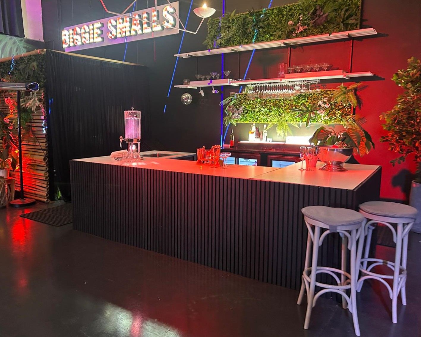 Peninsula Lounge - Image 4