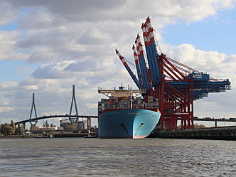  Hamburg
- Hamburger Hafen mit Containerschiff und Köhlbrandbrücke