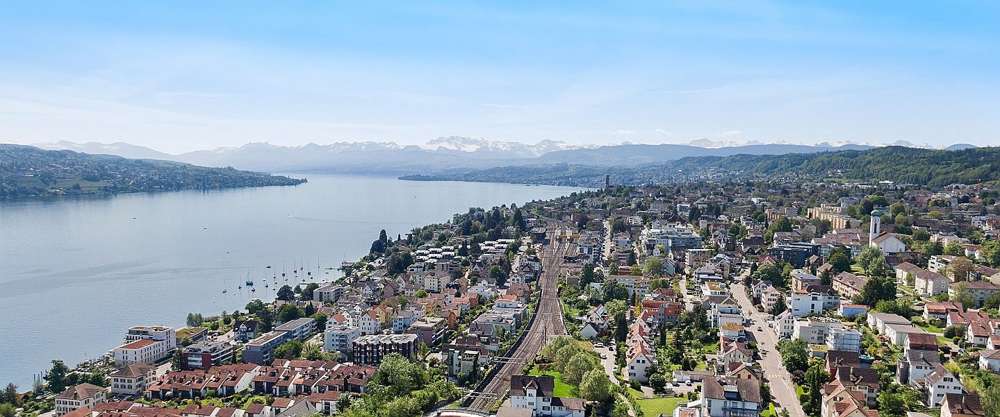  Zürich
- Kaufen Sie ein Grundstück, eine Villa oder Wohnung am linkesn Zürichseeufer. Ihr Immobilienmakler Engel & Völkers berät Sie zu allen Details.