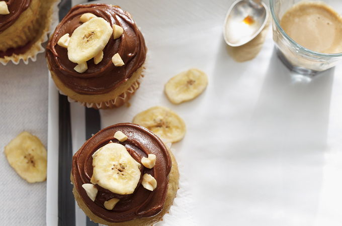 Muffins aux bananes, glaçage choco-arachide