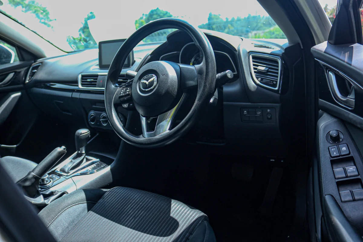 2016 Mazda Axela — Royal Max Motors — photo 3 of 14