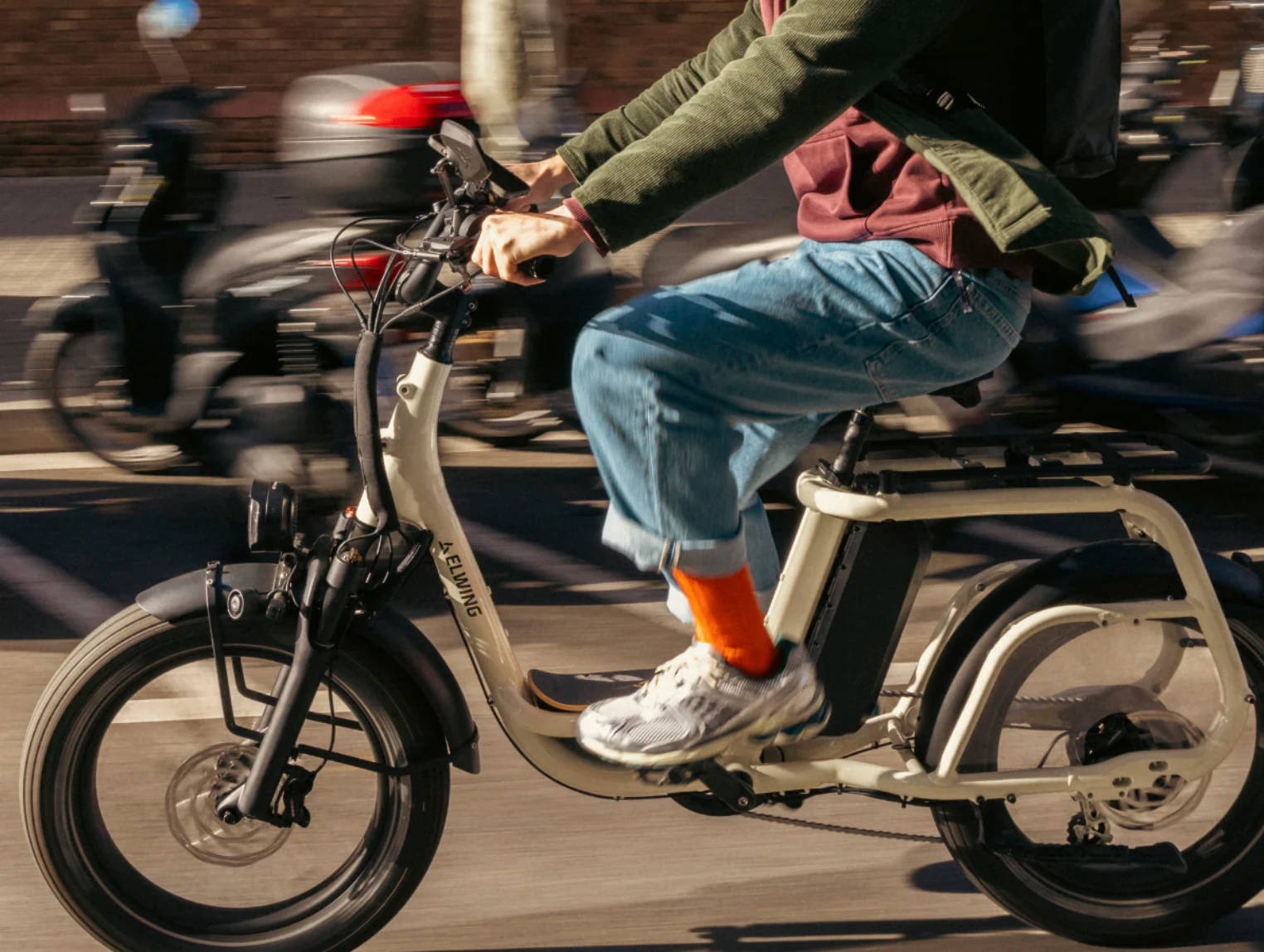 Une personne se balade dans Paris avec son vélo Ritmic Solo acheté chez ShiftBikes