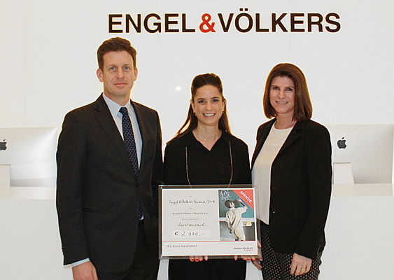  Hamburg
- Board Members of the E&V Charity, Thilo von Trotha (left) and Ina Schlüter (right), accepted a donation cheque for 2,000 euros from Rebecca Scheidler (middle), Managing Director of E&V Finance, for the primary school project in Togo