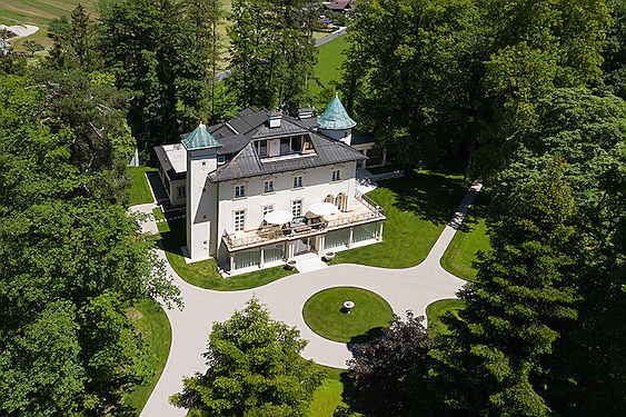  Salzburg
- Dieses Ausnahmeobjekt am Wolfgangsee steht derzeit um 44 Millionen Euro zum Verkauf. Das Anwesen erstreckt sich über eine Grundstücksfläche von rund 99.000 Quadratmetern. Es wurde in den letzten Jahren saniert und in 2020 fertig gestellt. Das gesamte Anwesen befindet sich technisch auf höchstem Niveau und wurde mir edelsten Materialien vollendet.