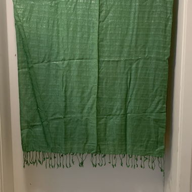 Grüner Schal mit Glitzereffekt  