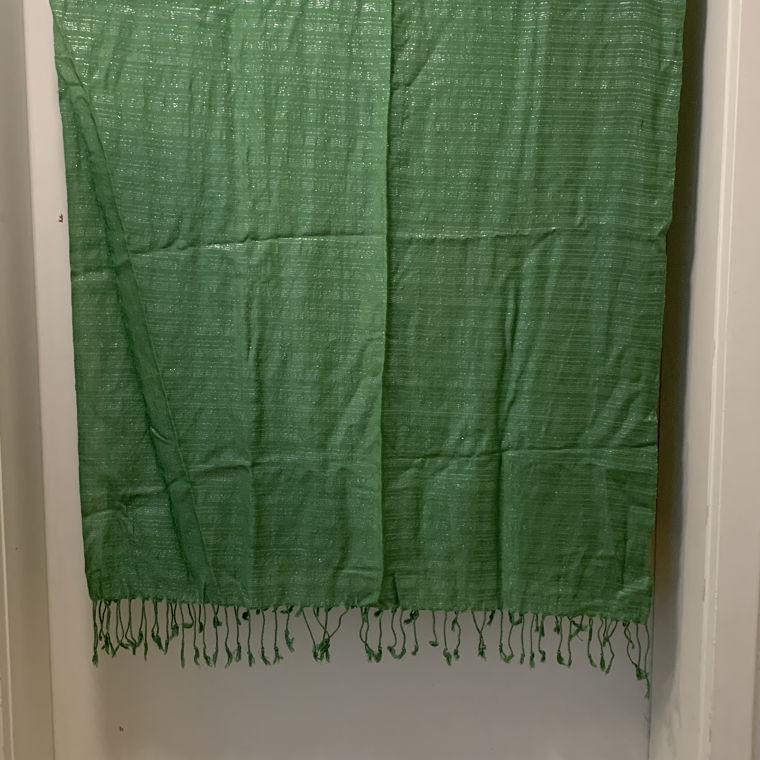 Grüner Schal mit Glitzereffekt  
