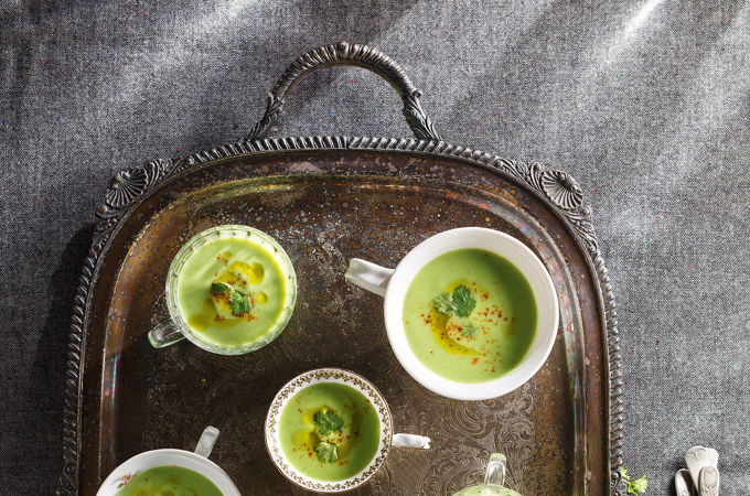 Crème de petits pois, huile au pesto, coriandre et lime