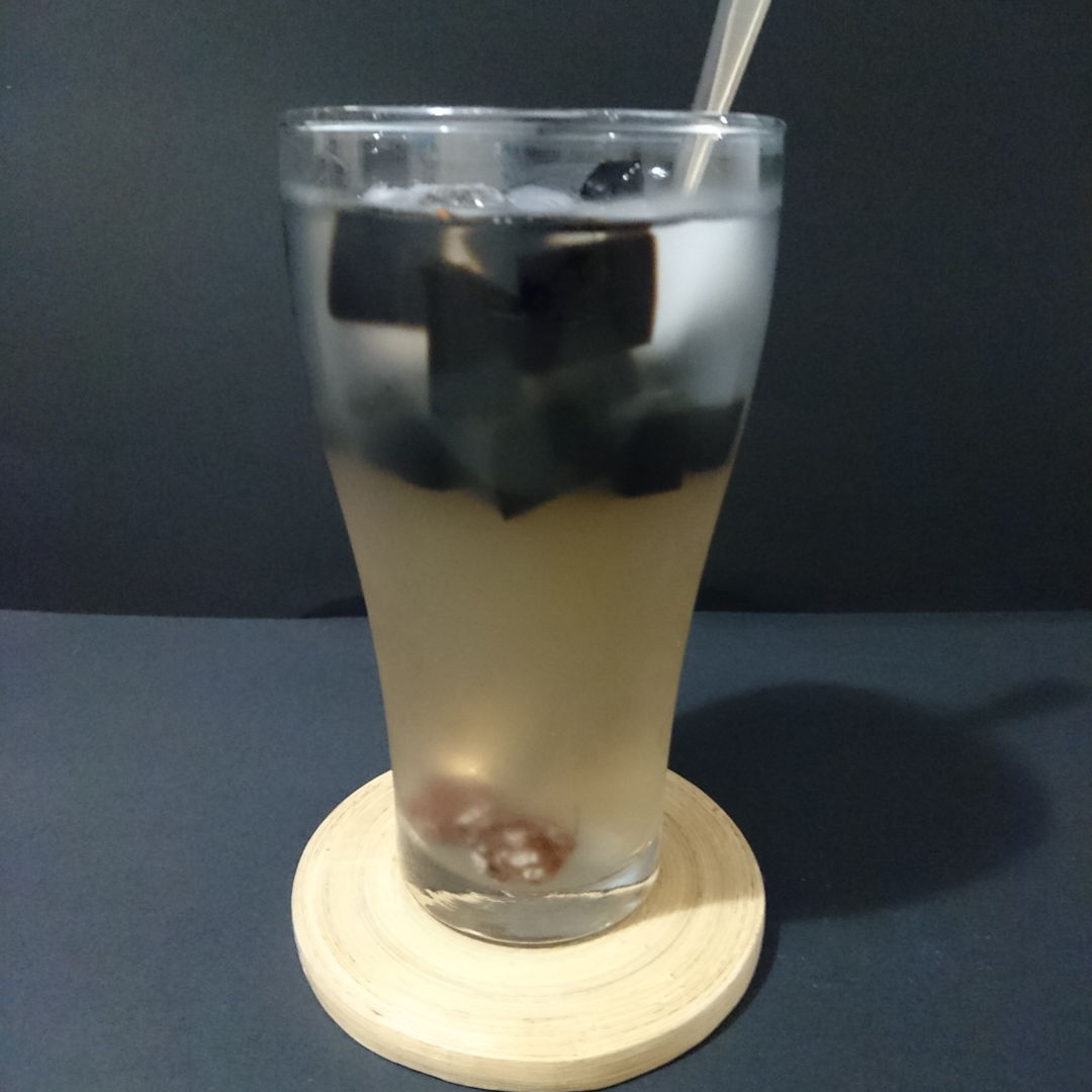 Date: 11 Nov 2019 (Mon)
18th Drink: Asam Boi Grass Jelly Drink [95] [107.5%] [Score: 8.5]
Grass jelly drink by itself is one of the best thirst quenchers on warm sunny days. With the accompaniment of Asam Boi, a type of dried preserved plum, gives the drink a superb combination of sweetness, saltiness, and sourness making it a perfect thirst quencher.