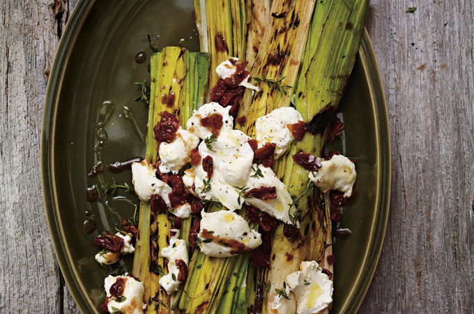 Poireaux grillés vinaigrette, <i>burrata</i> et tomates séchées