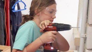 teens at work madchen akkubohrer quer