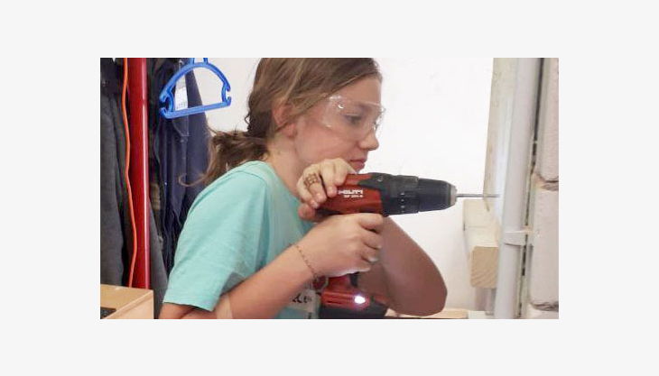 teens at work madchen akkubohrer quer