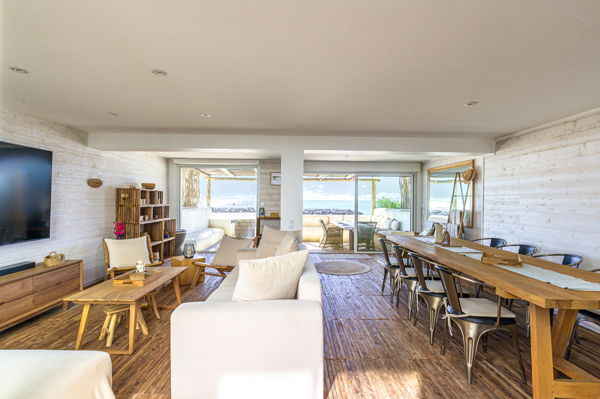 Villa Carnon salon les pieds dans l eau