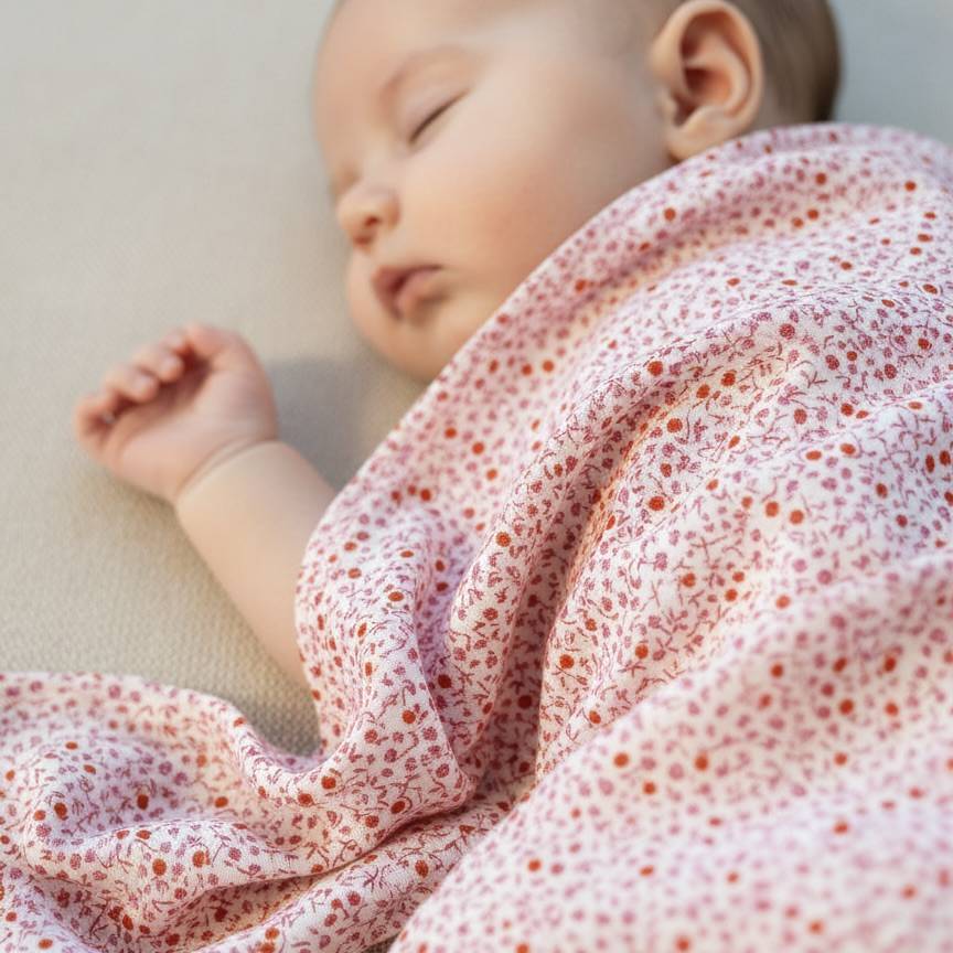 Lange XL bleu ciel et blanc petits skieurs et mini élégant de la marque suisse Joli Nous, un accessoire premium pour bébé, alliant design raffiné et qualité exceptionnelle OEKO-TEX GOTS