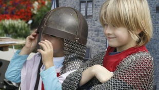 burg altena kinder mit ritterhelm