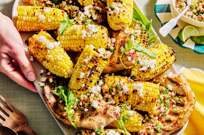 Côtelettes de porc et maïs grillés, salsa aux radis et à la coriandre