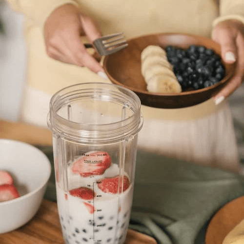 persona preparando un batido saludable