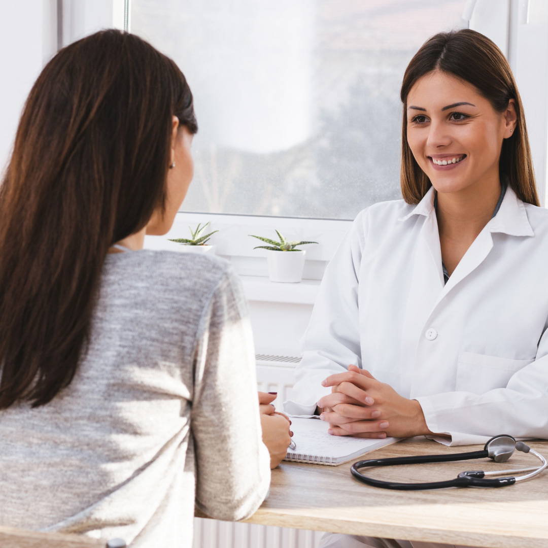 mujer con alergia estacional
