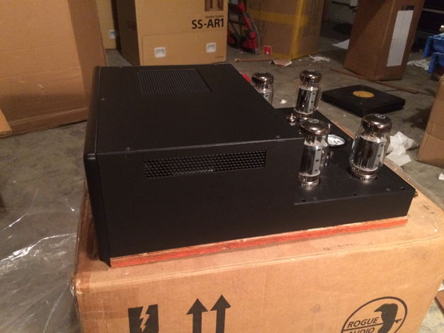 Rogue Audio M180 mono amplifiers black Mint customer tr...