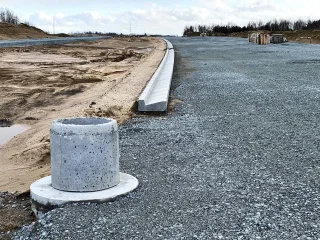  Montaż betonowych korytek ściekowych w km 17+250