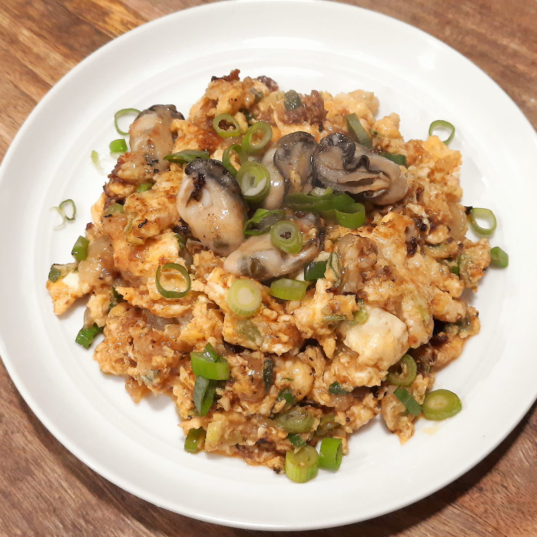 So hard to get good 'O Chien' (oyster omelette) here in Melbourne so I decided to whip one up myself. The sauce is a simple blend of oyster sauce, soy sauce, pinch of sugar, and garlic puree.