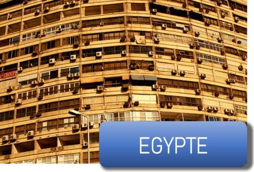 des climatiseurs sur un immeuble en Egypte