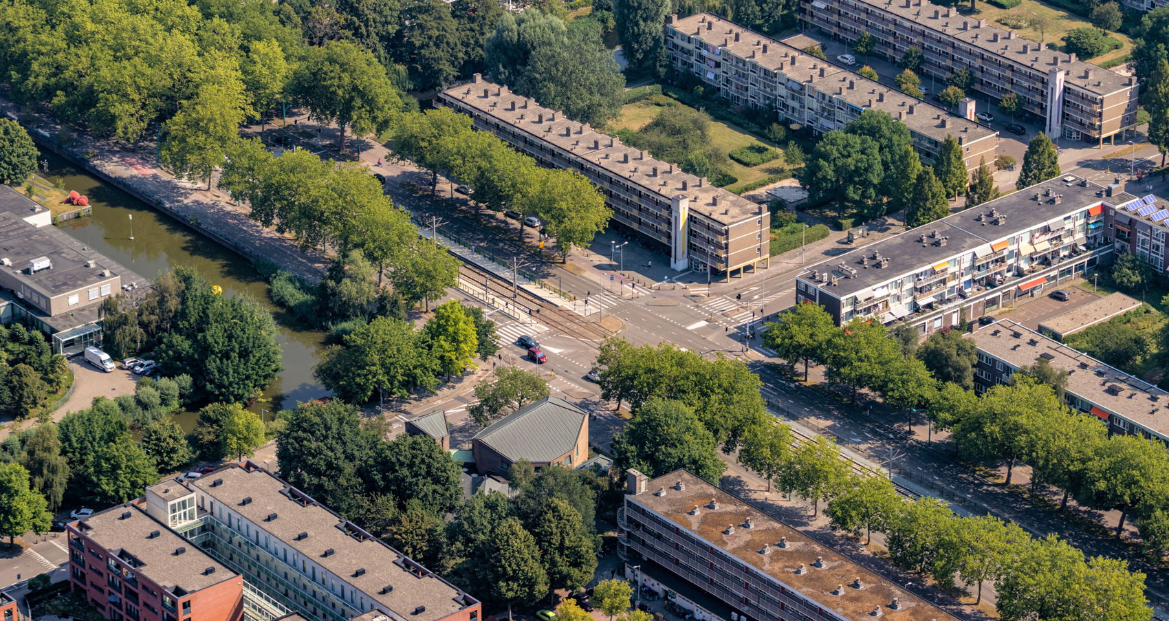 De nieuwe halte A.J. Ernststraat in Amsterdam. Deze halte vervangt de haltes De Boelelaan/ VU en (oude halte) A.J. Ernststraat. De nieuwe halte A.J. Ernststraat in Amsterdam. Deze halte vervangt de haltes De Boelelaan/ VU en (oude halte) A.J. Ernststraat.