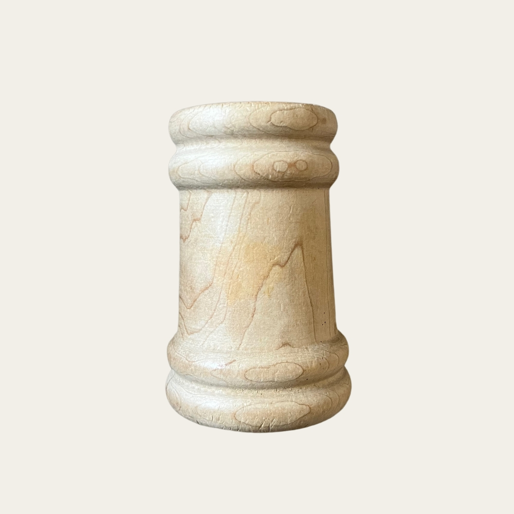 Un petit garçon utilise des couverts enfant pour dresser le couvert